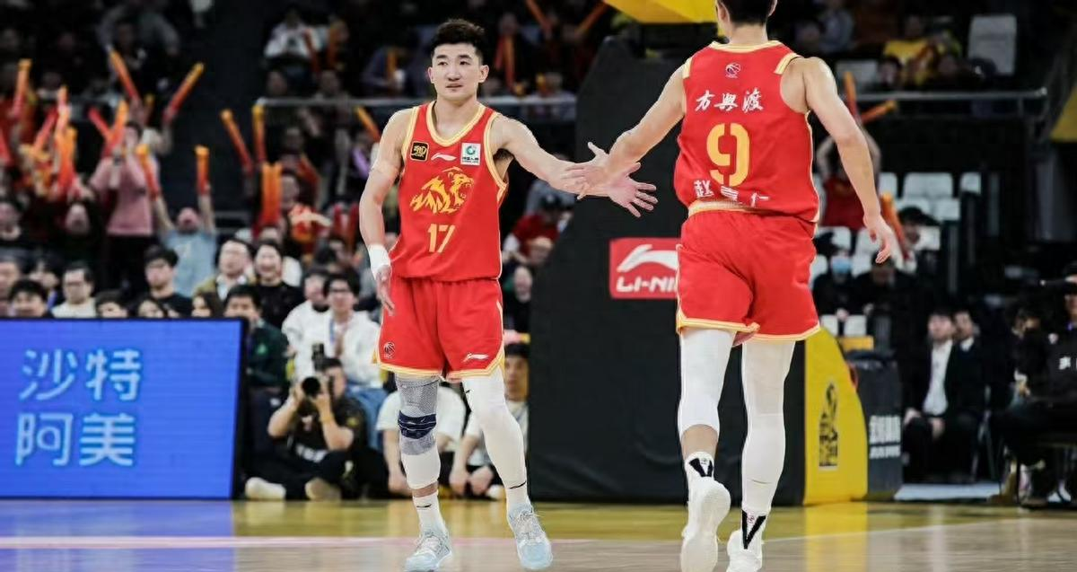 包含广东男篮客场大胜，豪取八连胜！领跑全联赛的词条