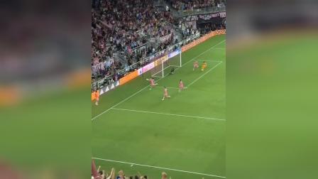 关于巴萨主场大捷！苏亚雷斯梅开二度，助队连胜的信息