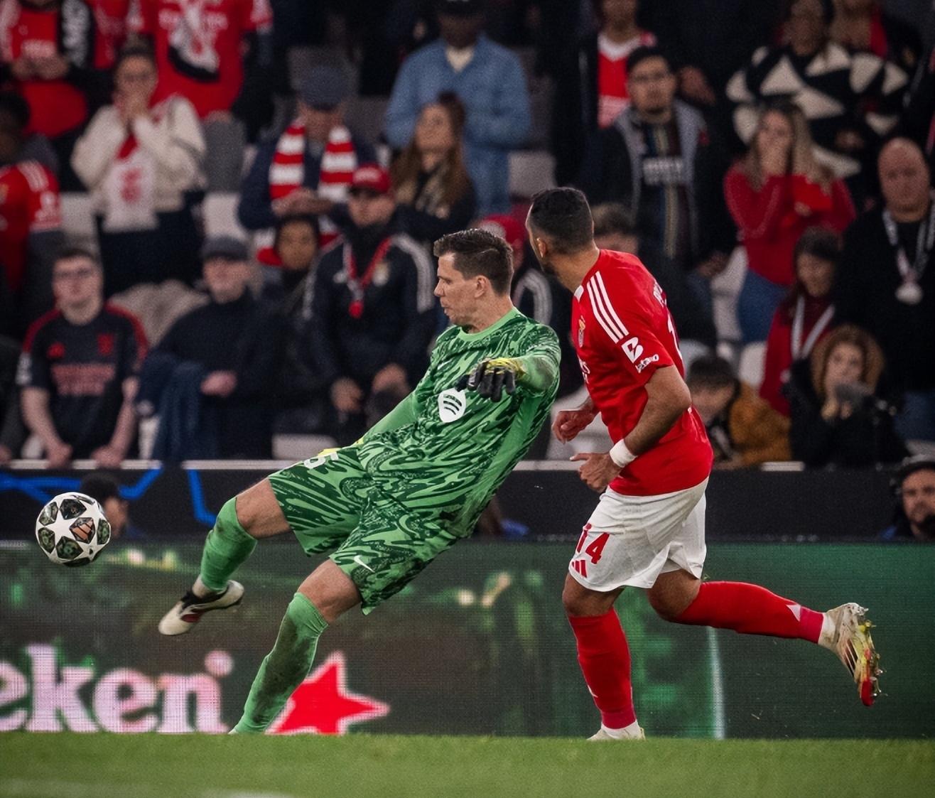 包含巴塞罗那后防线表现神勇，保持不败纪录的词条