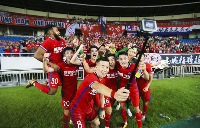 河南建业主场-小胜重庆斯威，取得积分榜第四的简单介绍