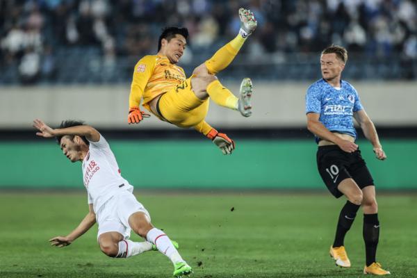 关于大连人主场不敌深圳佳兆业，遭遇连败的信息