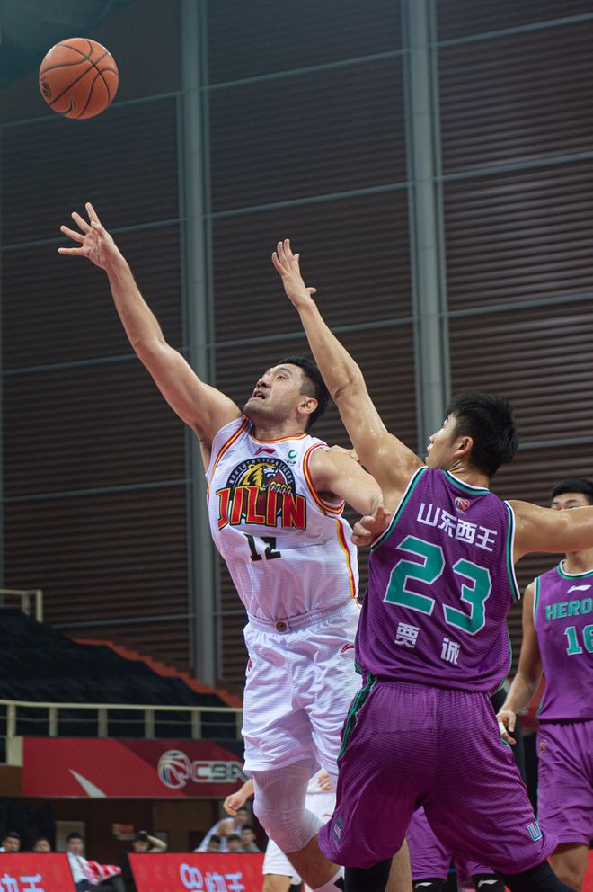 湖北男篮联手作战，打出团队凝聚力