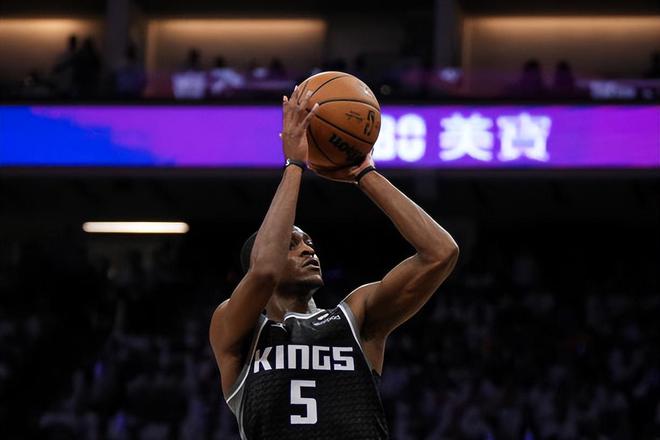 关键时刻决胜负，球员突破对方防线成功得分