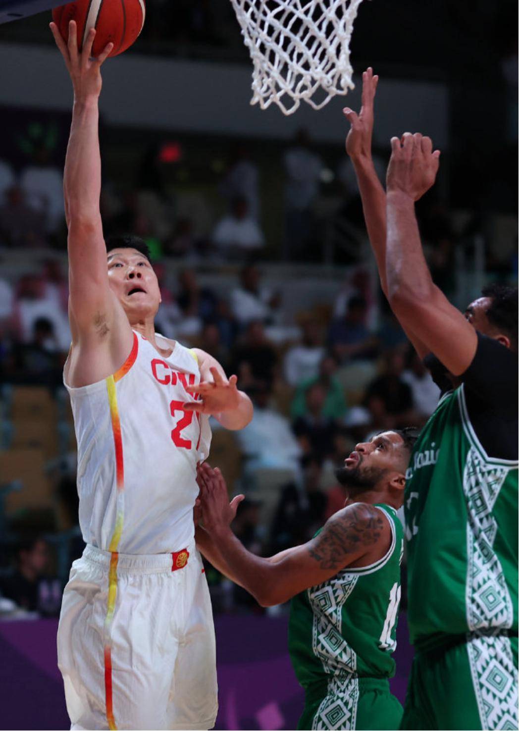 关键时刻决胜负，球员突破对方防线成功得分