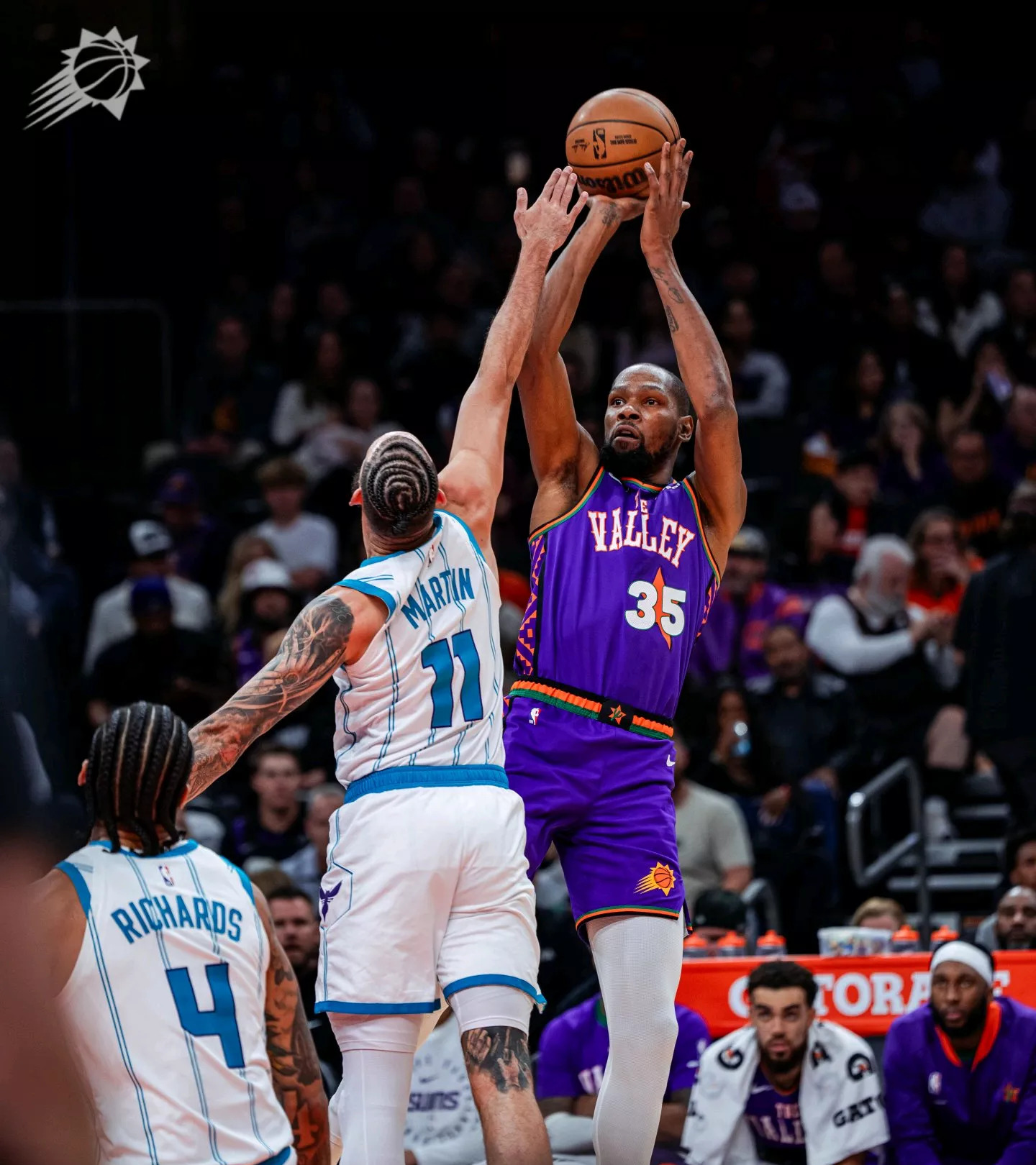 黄蜂队主场再获胜利，球迷欢呼不已的简单介绍