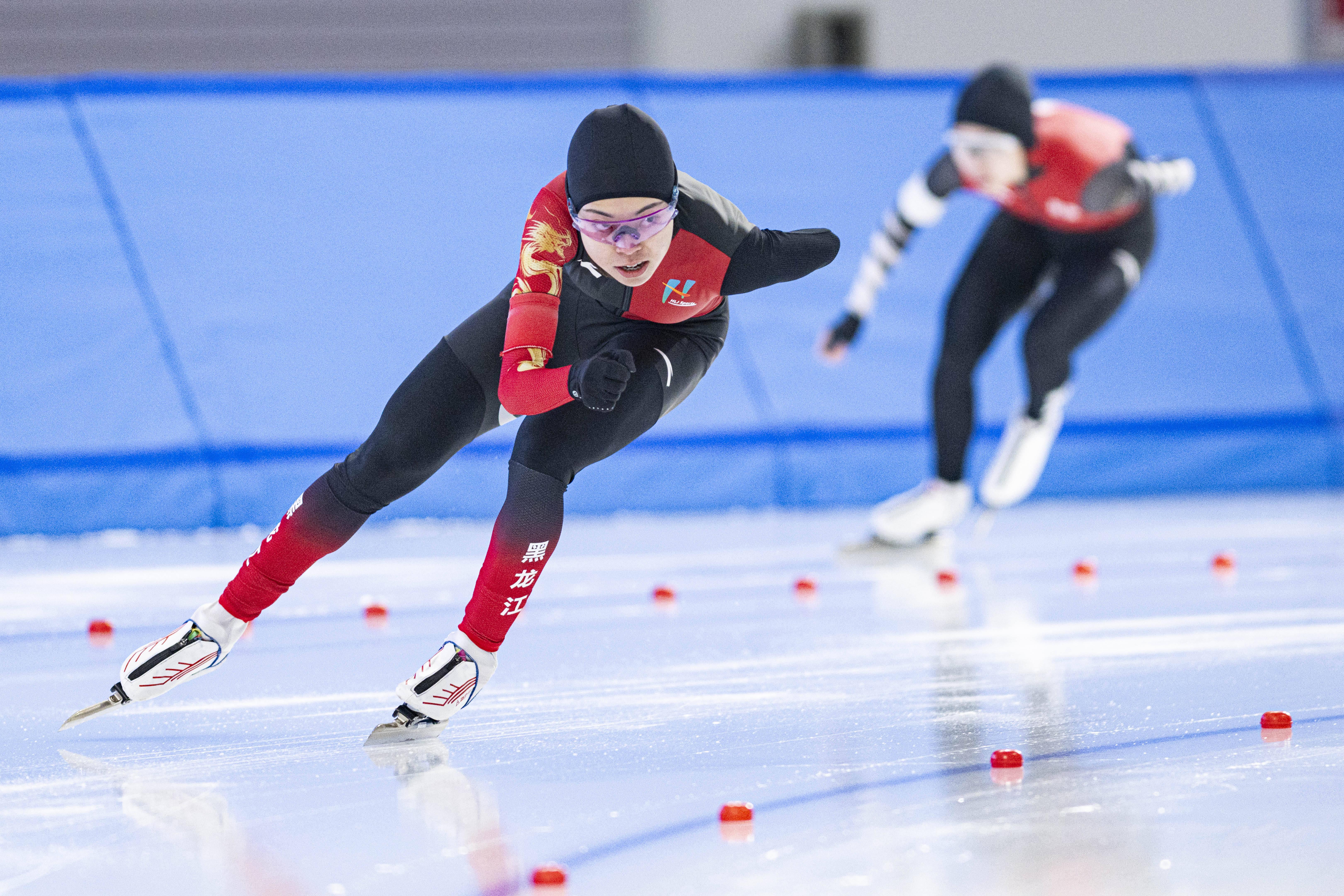 瑞士滑冰选手在比赛中表现出色