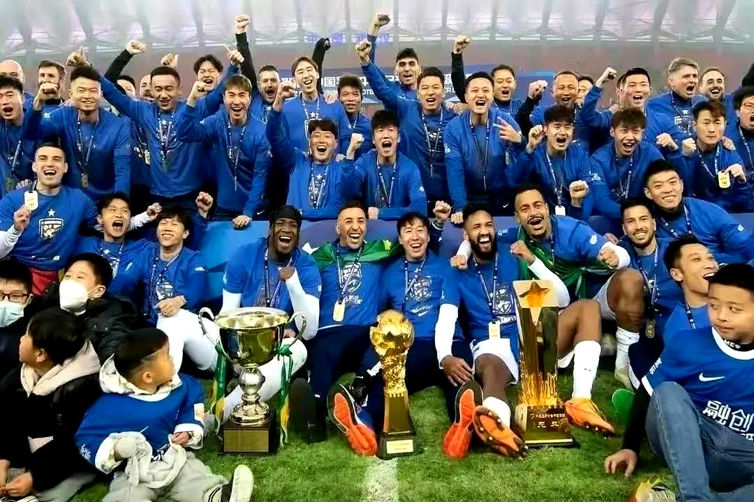 包含武汉三镇客场胜利，向前冲刺争夺前四名席位的词条