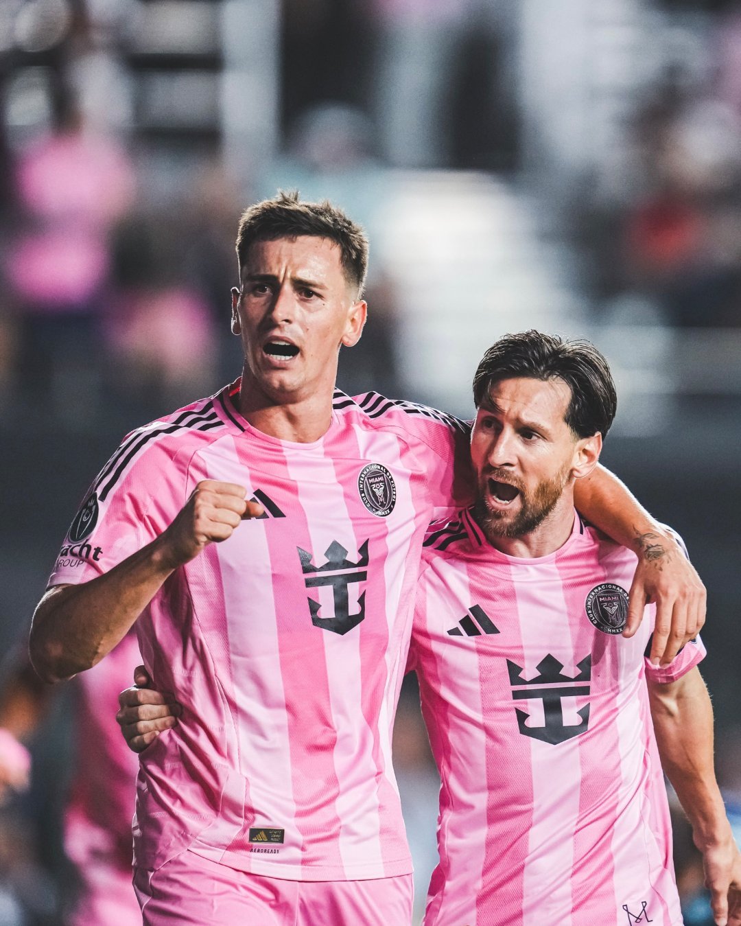 足球场上激烈角逐，胜负难分的简单介绍