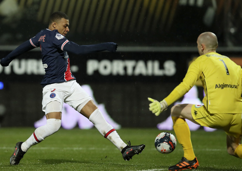 大巴黎球员被曝离队，引发球迷热议