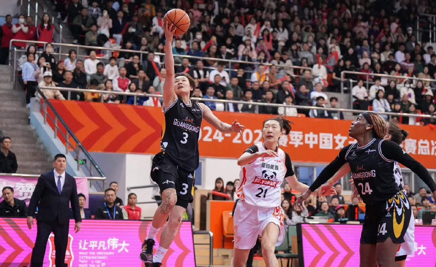 主教练分析球队在最新比赛中的表现